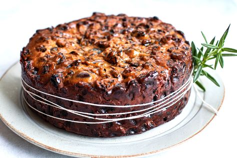 With just four ingredients and a little bit of flare, this super-easy fruit cake is the perfect dessert to make this Christmas. Gluten Free Fruit Cake, Boiled Fruit Cake, Slab Cake, Milk Fruit, Dried Fruit Mix, Fruit Cake Christmas, Australia Food, Fruitcake Recipes, Xmas Food