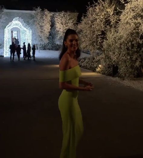 Kendall Jenner- christmas outfit 2018 💚💚💚 Kendall Jenner Christmas, Kardashian Christmas, Kardashian Dresses, 1980s Fashion Trends, December Outfits, Christmas Fits, Jenner Sisters, 90s Fashion Outfits, Kendall Jenner Outfits