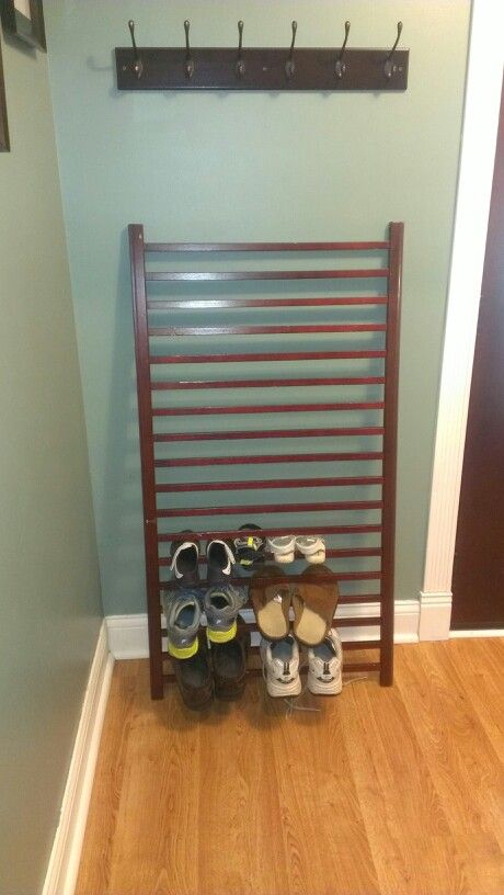 Repurpose a crib railing as a shoe organizer in your entryway or front room. Love this! Reuse Cribs, Repurposed Crib, Crib Repurpose, Old Baby Cribs, Old Cribs, Crib Ideas, Shoe Holder, Diy Crib, Crib Rail