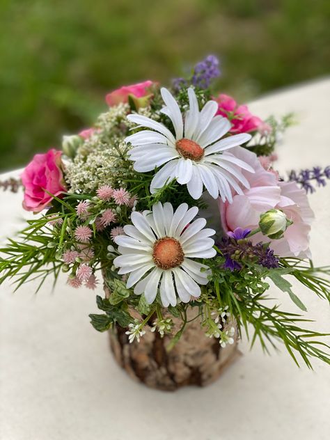 Sweet arrangement with high-quality silk flowers. The arrangement is placed in a birch wood vessel, The wood is untreated and comes from sustainable forestry and was made by hand. Decorated with loose, airy summer flowers such as poppies, chervil, daisies, roses and various meadow flowers. Lengths and heights can also be adjusted on request Just let us know by message Flowers may vary slightly depending on availability The arrangements are individually made to order and each one is unique End Of Summer Flower Arrangements, Summer Flower Arrangements For Table, Summer Artificial Flower Arrangements, Summer Fake Flower Arrangements, Sunshine Flower Arrangements, Bright Colourful Flower Arrangement, Meadow Floral Arrangement, Wood Vessel, Summer Arrangements