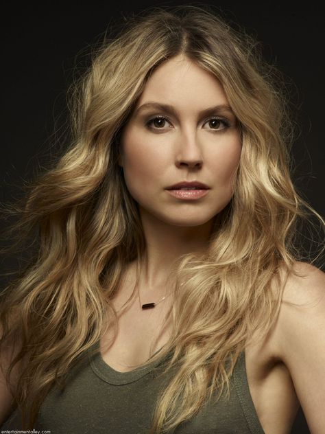 Sarah Carter ( Margaret - Falling Skies) Sarah Carter, Hannah Simone, Falling Skies, Long Locks, Casting Call, Hair Envy, Hollywood Celebrities, Costume Design, Celebrities Female