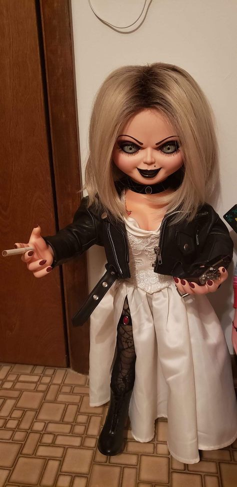 Chuckie Bride Costume, Tiff Costume Chucky, Tiffany Chucky Outfit, Chucks Bride Costume, Chucky's Wife Costume, Bride Of Chucky Outfit, Tiffany Costume Ideas, Chucky And Tiffany Costume Black Couple, Tifanny Costume Halloween