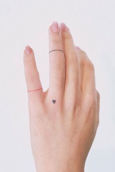 Fine Line Tattoo Designs, Line Tattoo Designs, Tattoos Simple, Ring Finger Tattoos, Fine Line Tattoo, Inspiration Tattoos, Hand Tattoos For Women, Finger Tattoo, Line Tattoo