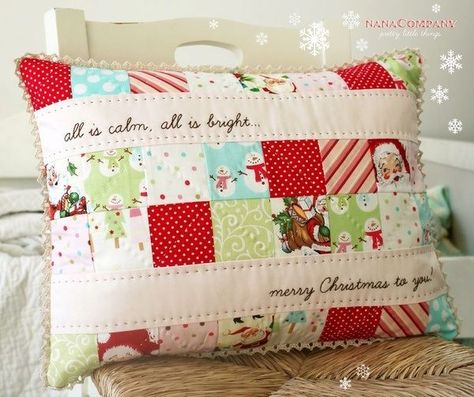 Quilted pillow from scraps of Christmas fabric Edging Crochet, Edge Crochet, All Is Bright, Christmas Patchwork, Pillow Tutorial, Holiday Quilts, Patchwork Pillow, Sewing Pillows, Christmas Pillows