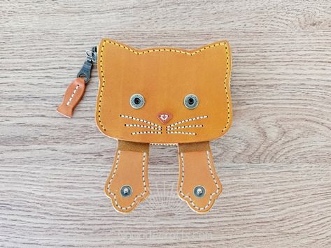 Cat Face Coin Purse | Nomade Crafts&Dreams - Tutorial Leatherworking Tools, Coin Purse Tutorial, Cat Coin Purse, Ring Leather, Cat Purse, Purse Tutorial, Leather Dye, Cat Bag, Dyeing Process