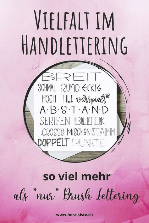 Handlettering ist die Kunst der schön gestalteten Buchstaben und Handlettering ist so viel mehr als nur eine schwungvolle Schreibschrift. Im Artikel liest du die Vorteile, die das Handlettering hat und bekommst viel Inspiration, um direkt selber kreativ zu werden Fonts Doodle, Doodle Font, Handwriting Logo, Free Handwriting, Font Ideas, Chalk Lettering, Doodle Fonts, Doodle Art Drawing, Ipad Lettering