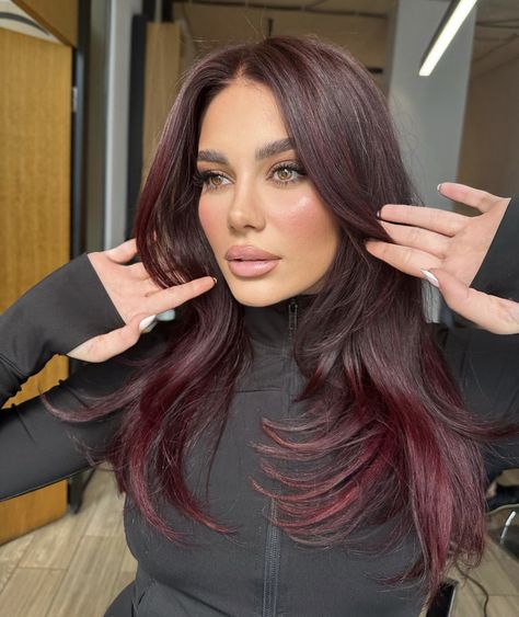 Dark Fall Hair Colors With Money Piece, Burgundy Hair Outfit Ideas, Cheery Red Hair Colour, Light Red Hair Color, Pelo Color Borgoña, Cola Hair, Red Hair Outfits, Pelo Color Vino, Cherry Cola Hair