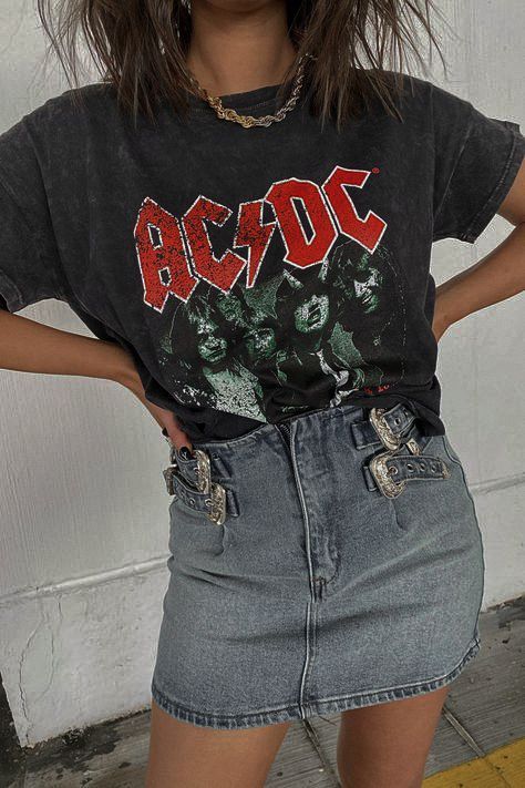 Band Shirt Outfits, Tshirt Outfit Summer, Band Tee Outfits, Tee Outfits, Marauders Dr, Acdc Shirt, Tee Shirt Outfit, Light Wash Denim Jeans, Rock Aesthetic