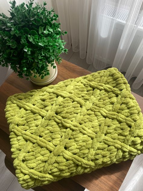 Finger Knitting Blankets, Crochet Photography, Chunky Yarn Blanket, Finger Knitting Projects, Alize Puffy, Handmade Friendship Bracelets, Finger Knitting, Crochet Shoes, Chunky Yarn