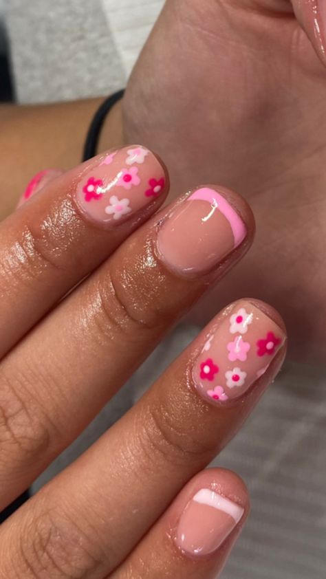 Blush Nails With Flowers, How To Do Nail Art Flowers, Pink Nails With Flowers Acrylic, Pink Gel Nails With Flowers, Cute Pink Flower Nails, Mini Flower Nails, Squoval Nails Design Summer, Short Natural Spring Nails, Short Flower Nail Designs