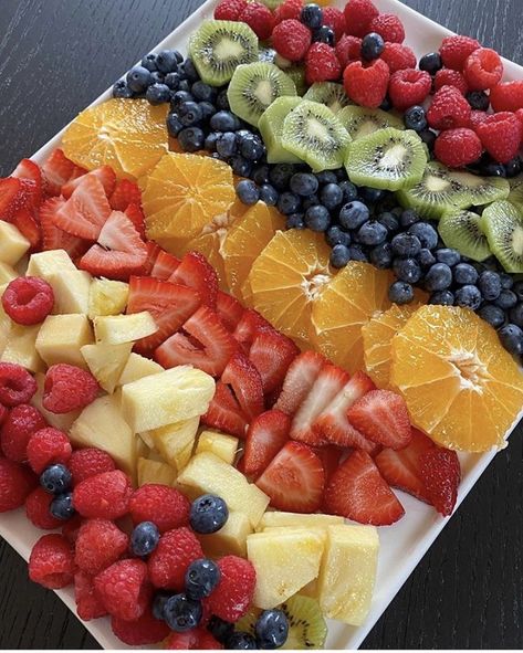 Fruits Decoration, Fruit Platter Designs, Amazing Food Decoration, Catering Ideas Food, Party Food Platters, Easy Food Art, Healthy Food Motivation, Food Displays, Buffet Food