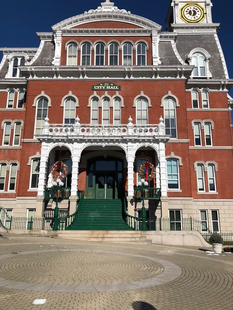 Entryway of former New London County Courthouse in Norwich, Connecticut. Paul Chandler February 2018. Norwich Connecticut, New London, Empire Style, City Hall, Connecticut, Entryway, Built In, Two By Two, London