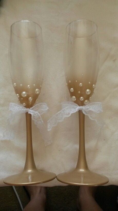 Glass decor ideas Diy Champagne Flutes, Unrealistic Dreams, Custom Champagne Glasses, Glass Decor Ideas, Wine Glass Decor, Boda Ideas, Wedding Champagne Glasses, Wedding Champagne, Glass Decoration