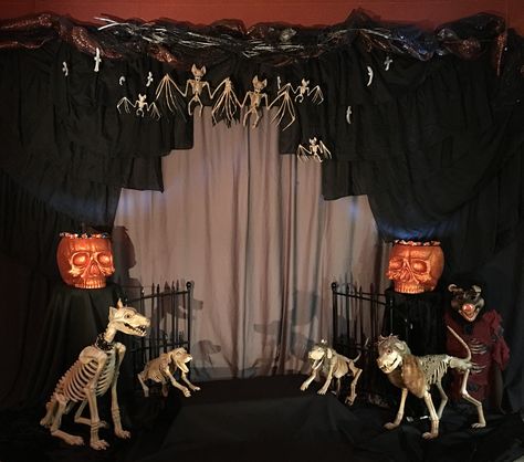 Halloween Backgrounds Party, Scary Halloween Backdrop, Halloween Picture Wall Ideas, Halloween Picture Booth Ideas, Halloween Photo Booth Ideas Backdrops, Halloween Backdrop Ideas Diy Photo, Hoco Photobooth, Halloween Photo Backdrop Ideas, Halloween Picture Backdrop