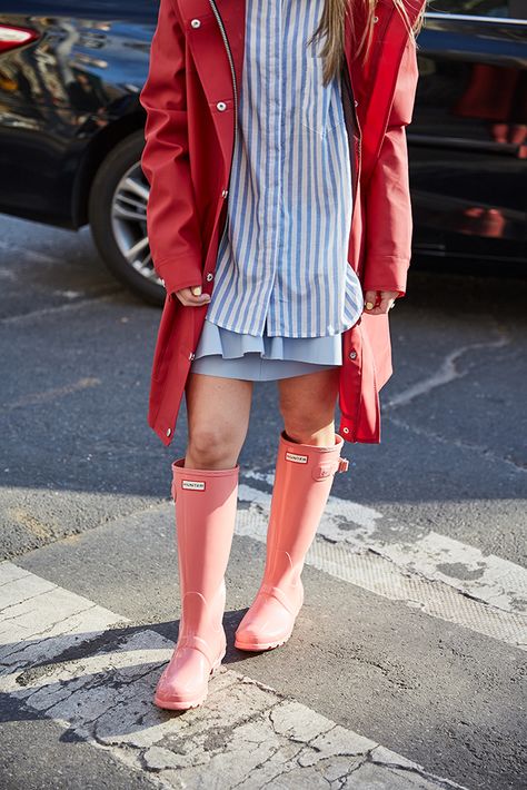 Pink Rain Boots Outfit, Cute Rain Outfits, Rain Boots Outfit Spring, Boots And Dress Outfit, Fall Winter Outfits Work, Ladies Night Outfit, Rain Boots Outfit, Pink Hunter Rain Boots, Boots And Dress