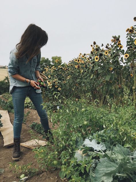 NO, BUT AN ACTUAL REAL-LIFE FARM THIS TIME Farm Fashion, Farm Clothes, Diy Gardening, Gardening Outfit, Healthy Garden, Farm Style, Gardening For Beginners, Cottage Chic, Permaculture