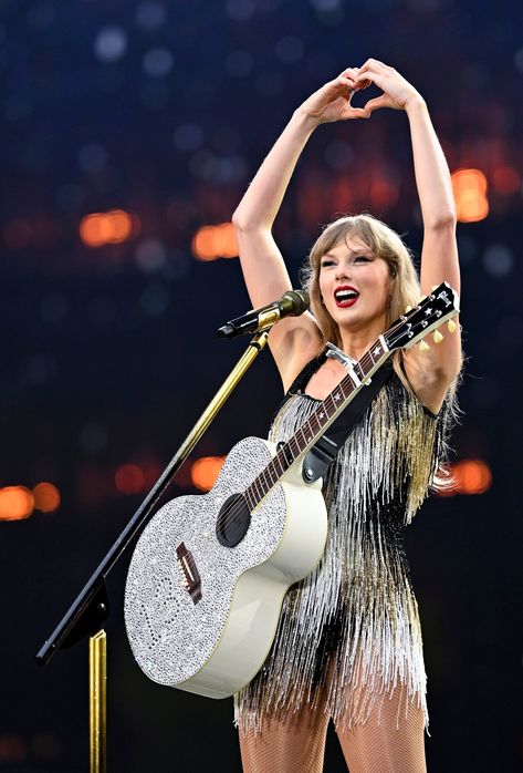 Taylor Swift in 4k (@4k_taylorr) on X Taylor Swift Guitar, Fearless Era, Black And Silver Dress, Estilo Taylor Swift, Taylor Swift Cute, Taylor Swift Fearless, A Safe Place, London Tours, Taylor Swift Outfits