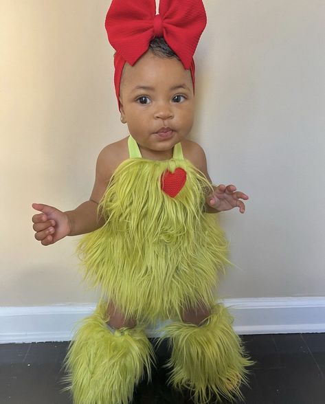 Mommy Me Halloween Costume, Baby Grinch Photoshoot, Grinch Baby Photoshoot, Grinch Photoshoot Ideas, Funny Christmas Videos, Mommy Daughter Photography, Mom Halloween Costumes, Kid Birthday Outfits, Baby Grinch