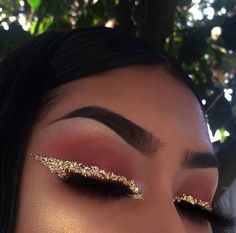 Glittery Makeup, Maquillage Yeux Cut Crease, Neon Makeup, Women Makeup, Makeup Obsession, Glitter Eyeshadow, Makeup Goals, Makeup Tutorials, Makeup Techniques