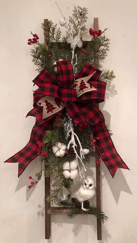 Christmas Ladders Ideas, Simple Christmas Decorations, Christmas Ladder, Plaid Christmas Decor, Christmas Decorations Wreaths, Simple Christmas Decor, Crafts Decor, Unique Christmas Trees, Wooden Ladder