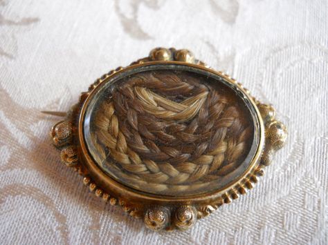 mourning locket with hair Emma Rosenzweig, Memento Mori Jewelry, Hair Locket, Victorian Hair, Hair Brooch, Victorian Hairstyles, Georgian Jewelry, Historical Jewellery, Post Mortem