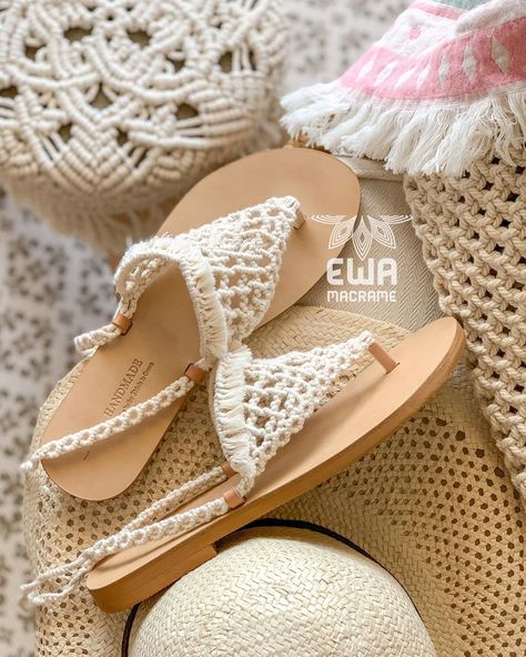 Ewa Busińska na Instagramie: „How to make macrame sandals? Visit my YT channel, link in BIO! New video is coming ! Friday at 7 p.m. Greek time 🤍 . Jak zrobić makramowe…” Diy Crochet Sandals, Rajutan Sandal, Macrame Sandals, Macrame Clothes, Pola Macrame, Diy Sandals, Sandals Patterns, Crochet Sandals, Boho Sandals