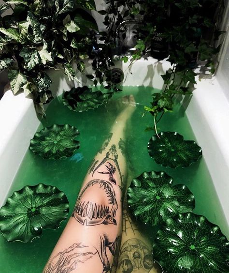 Nature Goth Aesthetic, Green Goth Aesthetic, Nature Goth, Green Goth, Green Witch Aesthetic, Swamp Witch, Horror Make-up, Occult Fashion, W.i.t.c.h Aesthetic