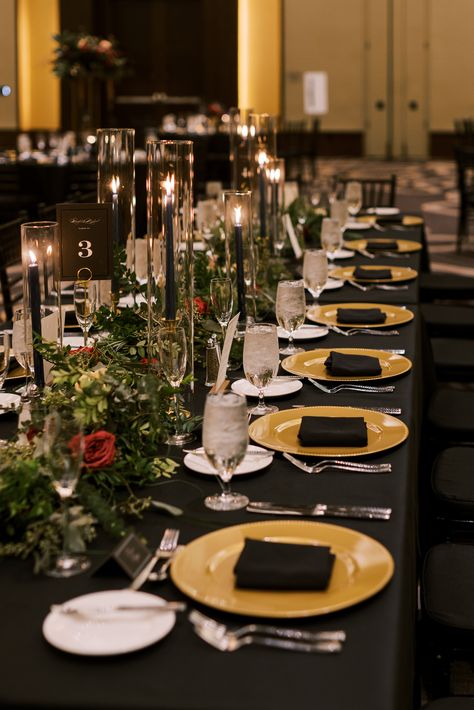 black wedding decor Centerpieces Black Tablecloth, Black Floating Candles Wedding, Black Tablecloth Tablescape, Black Tablecloths Wedding, Black Tablecloth Decor, Wedding Black Tablecloth, Black Table Cloth Decor, Black Candles Wedding, Black Table Cloth Wedding