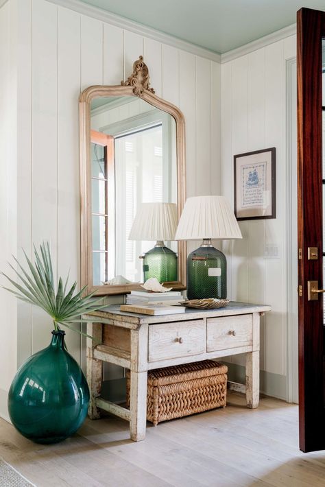 African Coastal Interior Design, French Inspired Decor, Bungalow Decor, French Vintage Decor, Dreamy Beach, Beach Bungalow, Entryway Ideas, Beach Bungalows, Coastal Cottage