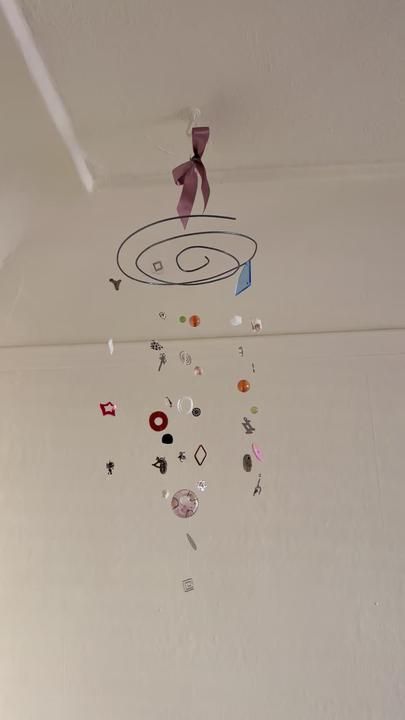 Hanging Mobile Art Diy, Sculptures Made Out Of Random Objects, Spiral Mobile Diy, Mobil Art, Homemade Craft Ideas, Art Mobiles Hanging, Trinkets Diy, Beaded Home Decor, Spiral Mobile