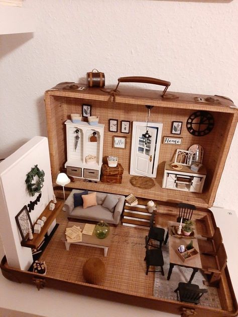 Vintage Suitcase Dollhouse, Vintage Miniatures Diy, Dollhouse In A Suitcase, Diy Suitcase Dollhouse, Miniature Vignettes Ideas, Creative Dollhouse Ideas, Dollhouse Suitcase Diy, Doll House Suitcase, Suitcase Dollhouse Diy Ideas