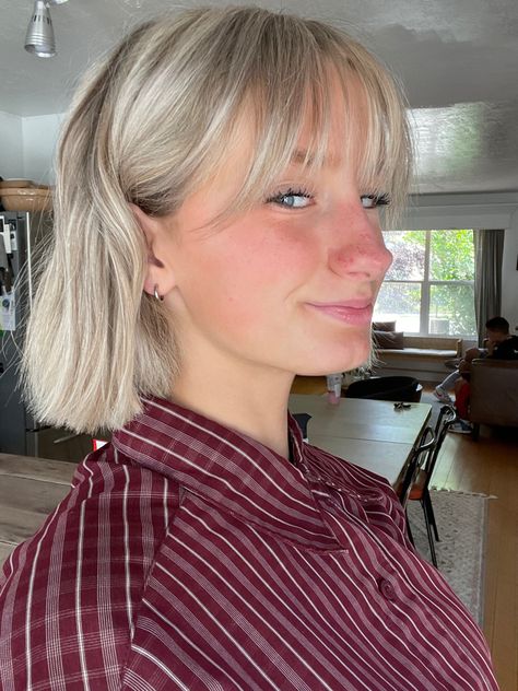 Short Super Blonde Hair, Shirt Blonde Hair With Bangs, Short Blonde Bob With Bangs Fine Hair, Soft Shaggy Bob With Bangs, Blonde Hair Bangs Short, Bangs Short Hair Blonde, White Bob Haircut, Short Blonde Hair Round Face, Blonde Bob Hairstyles With Bangs