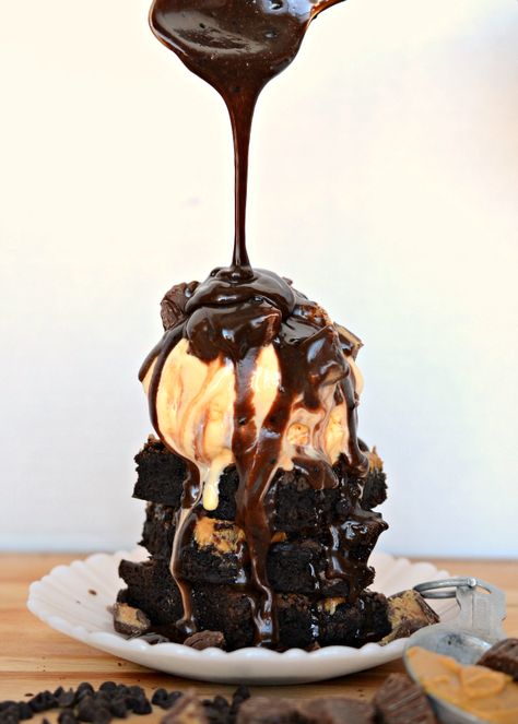 Sundae Ideas, Sundae Recipes, Peanut Butter Brownie, Chocolate Peanut Butter Brownies, Brownie Sundae, Peanut Butter Desserts, Homemade Peanut Butter, Peanut Butter Brownies, Fudge Sauce