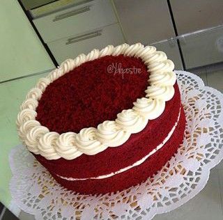 Mini Red Velvet Cake Decoration, Korean Red Velvet Cake, Red Velvet Lunchbox Cake, Pretty Red Velvet Cake, Red Velvet Cake Ideas Decoration, Red Velvet Aesthetic Cake, Red Velvet Mini Cakes, Cute Red Velvet Cake, Small Red Velvet Cake