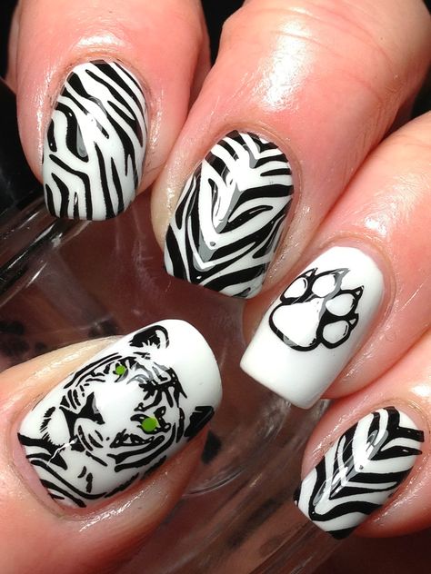 Tiger Print Nails, Tiger Stripe Nails, Tiger Nail Art, Hope Nails, Safari Nails, Cat Nail Designs, Striped Nail Designs, Tiger Nails, Zebra Print Nails