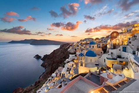 An astoundingly beautiful sunset in Oia Santorini, one of the most beautiful places on Earth. Photographer Elia Locardi Santorini Grecia, Oia Santorini Greece, Santorini Sunset, Oia Santorini, Santorini Island, Nature Architecture, Visiting Greece, Beautiful Places On Earth, Destination Voyage