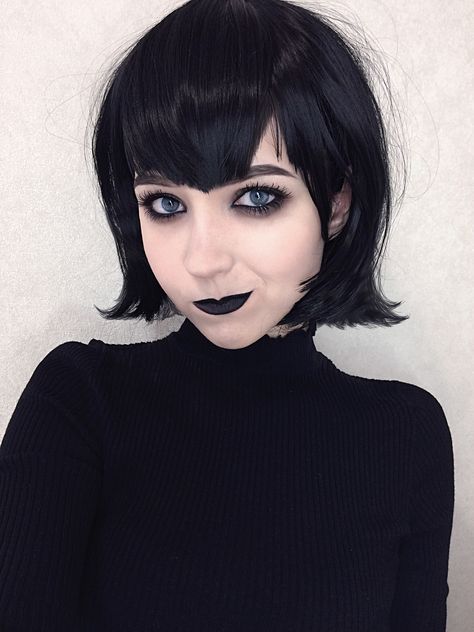 Short Hair Women Halloween Costumes, Mavis Dracula Makeup, Black Short Hair Halloween Costume, Cosplay For Brunettes, Halloween Costumes For Short Black Hair, Characters With Black Hair Halloween, Short Hair Costumes Halloween, Short Hair Cosplay Characters, Halloween Costumes Women Short Hair