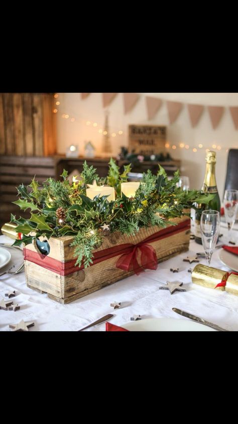 Wood Christmas Ideas, Rustic Wooden Box Centerpiece, Wood Pallet Decor, Holiday Hoedown, Christmas Table Centrepiece, Ideas Decoracion Navidad, Table Decorations Diy, Center Piece Ideas, Wooden Box Centerpiece