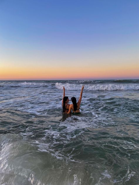 Beach Best Friends Aesthetic, Going To The Beach With Friends, Beach Pics 2 People, Aesthetic Beach Pics With Friends, Mexico With Friends, Pouge Summer Aesthetic, Beach House With Friends, Beach Day Friends, Beach Town Aesthetic