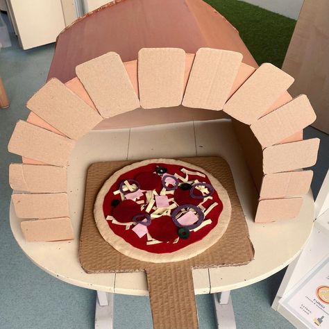 🍕Pizzeria Role Play🍕 I love switching up the role play area regularly and after seeing a few people (specifically @creative_mama_che)… | Instagram Role Play Shop Ideas, Kitchen Role Play Area Eyfs, Pizza Role Play, Play Pizza Shop, Role Play Areas Eyfs, Felt Pasta, Role Play Shop, Pie Night, Felt Pizza