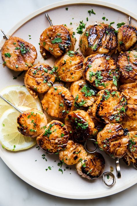 Grilled Sea Scallops, Grilled Scallops Recipe, Cook Scallops, Luxurious Dinner, Frozen Scallops, Scallops Recipe, How To Cook Scallops, Summer Seafood Recipes, Grilled Scallops