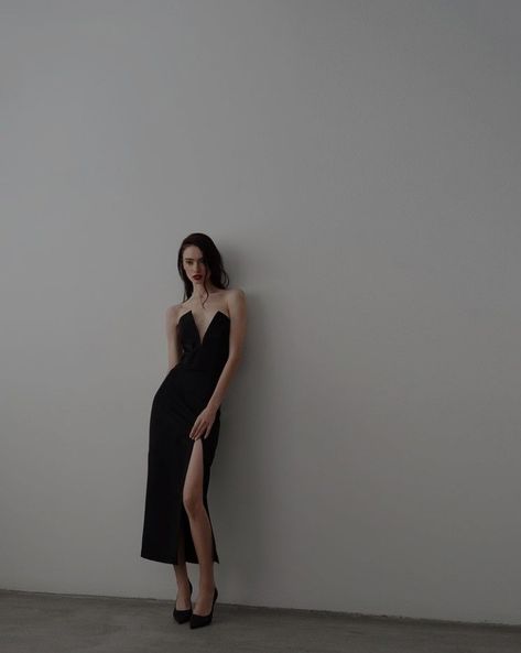 Woman In Black Dress Aesthetic, Poses For Photoshoot In Dress, Little Black Dress Photoshoot, Black Dress Photoshoot Ideas, Poses Classy, Black Dress Photoshoot, Outfits For Mexico, Dress Photoshoot, Look Formal