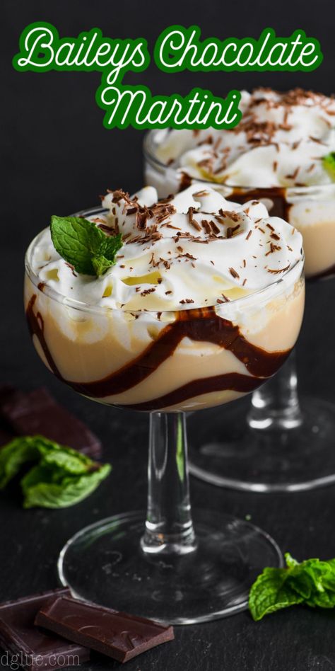 This Baileys Chocolate Martini is the perfect combination of chocolate and Baileys! Dessert in a glass, you won't find a better chocolate martini recipe! Chocolate Mint Martini Recipe, Chocolate Martini Recipe With Baileys, Martini Chocolate, Baileys Recipes Drinks, Club Cocktails, Baileys Dessert, Chocolate Martini Recipe, Fancy Chocolate, Xmas Drinks