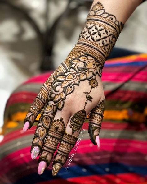 31 Mehndi Designs For Diwali That Are Trending This Season Back Said Mehndi Design, Designer Mehendi Designs, Mehndi Art Designs Latest, Karvachauth Mehndi, Happy Karvachauth, Backhand Mehndi Designs, Latest Mehndi Designs Wedding, Hand Mehendi, Mehndi Designs 2018