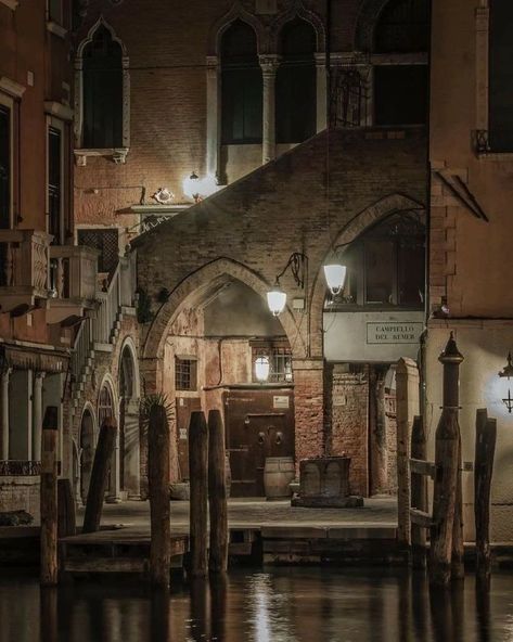 Venice Italy Aesthetic, Outfits Aesthetic Vintage, Aesthetic Dark Feminine, Venice Aesthetic, Vibes Coquette, Sixteen Candles, Dream Reality, Italian Aesthetic, Building Aesthetic