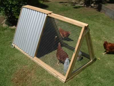 Chicken Coop Blueprints, Mobile Chicken Coop, Small Chicken Coops, Easy Chicken Coop, Chicken Coop Garden, Portable Chicken Coop, Chicken Pen, Chicken Tractors, Chicken Tractor