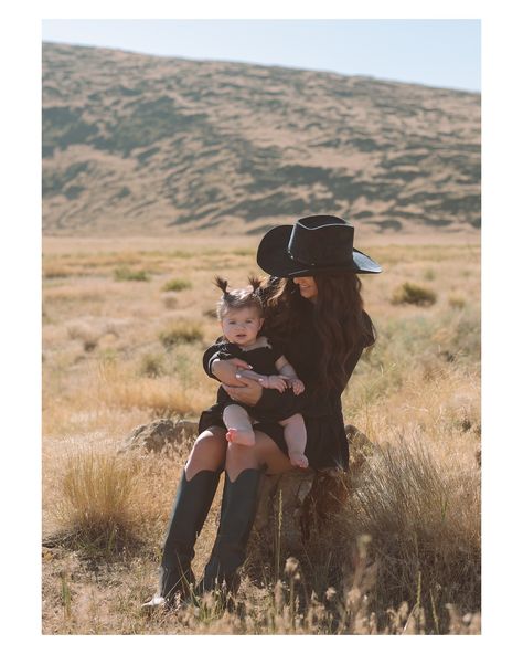 Family photos for this sweet lil family.🫶🤍 #carsoncityphotographer #renophotographer #laketahoephotographer #renotahoephotographer #renonevada Winter Western Family Photos, Family Pictures Western, Western Family Photos, Western Photography, Reno Tahoe, Fall Family Pictures, Reno Nevada, Carson City, Fall Family