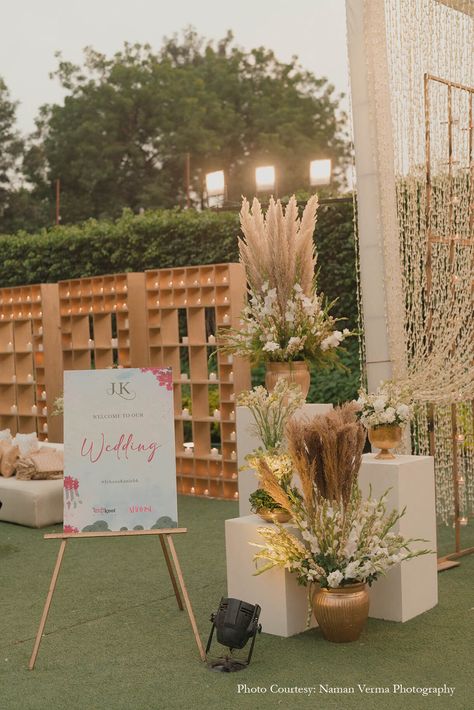 Indian Minimal Wedding Decor, Minimal Reception Decor Indian, Earthy Indian Wedding Decor, Indian Simple Wedding Decor, Indian Wedding Table Decorations Centerpiece Ideas, Minimal Wedding Decor Indian, Minimalist Indian Wedding Decor, Minimal Wedding Reception Decor, Engagement Party Ideas Indian