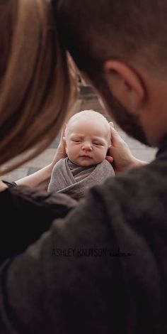 So sweet. Baby Fotografie, Newborn Photography Boy, Newborn Family Photos, Newborn Photography Poses, Newborn Baby Photoshoot, Baby Poses, Newborn Baby Photos, Newborn Poses, Birth Photography