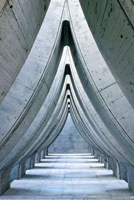 A concrete carpark roof at Sihlcity Mall, Zurich. Architect: Theo Hotz, photo: Desideria via @flickr. Architecture Art Nouveau, Concrete Architecture, Brutalist Architecture, Structure Architecture, Space Architecture, Gothic Architecture, Futuristic Architecture, Architectural Inspiration, Brutalism